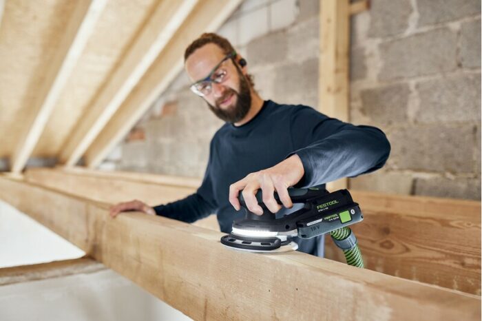 Festool Akku-Exzenterschleifer ETSC 2 150 in Aktion – kabelloses Schleifen für perfekte Ergebnisse.